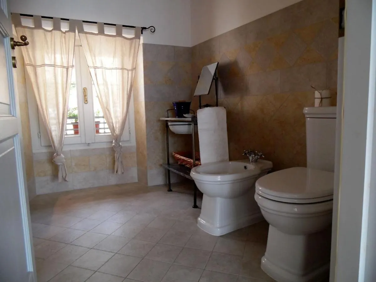 Belvilla By Oyo Maison Jaune Marone 0*,  Italia